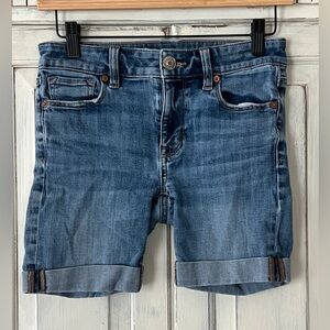 🟠AMERICAN EAGLE Skinny Cuffed Denim Shorts in Medium Wash Sz 2